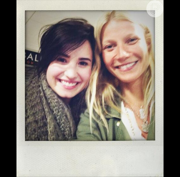 Demi Lovato conhece a atriz Gwyneth Paltrow, que publica foto das duas em um aeroporto nos Estados Unidos, nesta terça-feira, 9 de abril de 2013