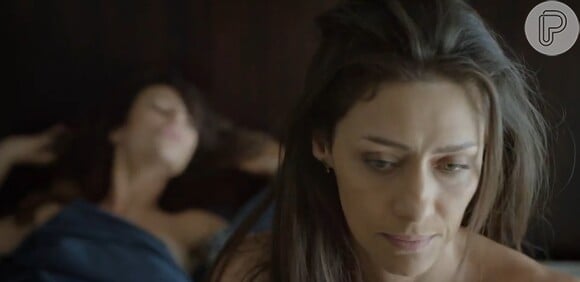 Danny Bond (Paolla Oliveira) vai acordar na cama com Marília (Maria Fernanda Cândido) na minissérie 'Felizes para Sempre?' no capítulo que vai ao ar nesta segunda-feira, 2 de fevereiro de 2015