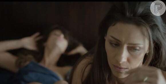 Danny Bond (Paolla Oliveira) vai acordar na cama com Marília (Maria Fernanda Cândido) na minissérie 'Felizes para Sempre?' e restauradora de arte dirá, preocupada: 'O que você está fazendo aqui?'