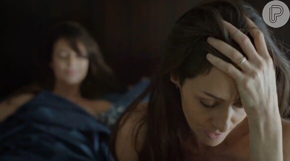 Danny Bond (Paolla Oliveira) acorda na cama com Marília (Maria Fernanda Cândido) na minissérie 'Felizes para Sempre?': 'Bom dia, meu amor'