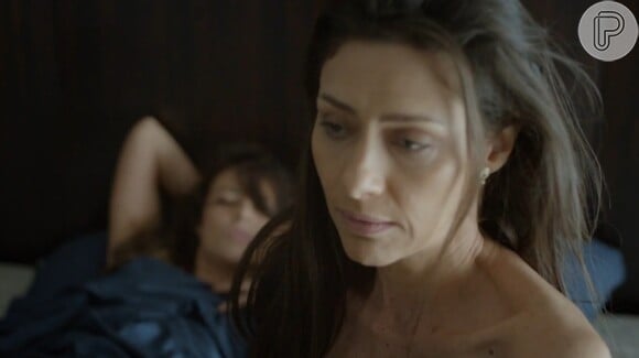 Paolla Oliveira interpreta prostituta lésbica que se envolve com Marília (Maria Fernanda Cândido) em 'Felizes para Sempre?'. Em cena desta segunda-feira, 2 de fevereiro, atrizes voltam a dividir a mesma cama