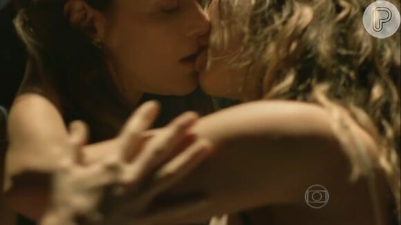 Paolla Oliveira interpreta prostituta lésbica que se envolve com Marília (Maria Fernanda Cândido) em 'Felizes para Sempre?'. Em cena, atrizes dão beijo na boca e fãs elogiam: 'Linda'