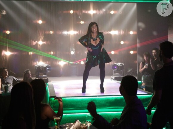 Jô (Thammy Miranda) arrasa no show dançando 'Conga, La Conga', em 'Salve Jorge'