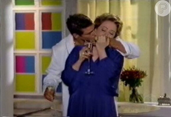 As cenas românticas de Cauã Reymond não pararam por aí! O galã ainda beijou Fernanda Montenegro em 'Belíssima' (2005)