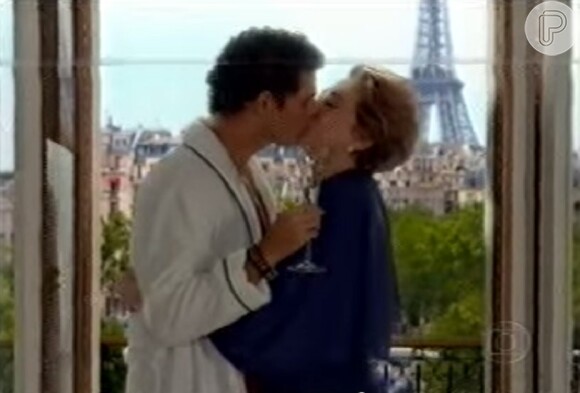 No final de 'Belíssima' (2005), Mateus (Cauã Reymond) viajou com Bia Falcão (Fernanda Montenegro) para Paris, na França