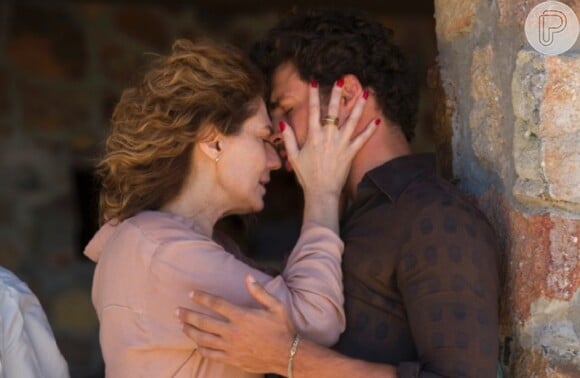 Em 'Amores Roubados' (2014), Isabel (Patricia Pillar) e Leandro (Cauã Reymond) viviam um amor proibido, já que ela era casada