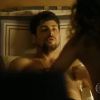 Logo no começo de 'O Caçador' (2014), André (Cauã Reymond) aparece após sexo com prostituta