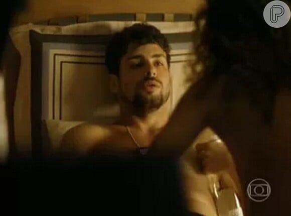 Logo no começo de 'O Caçador' (2014), André (Cauã Reymond) aparece após sexo com prostituta