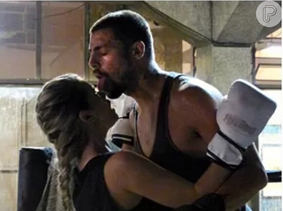 Cauã Reymond também esquentou a TV em cenas de sexo com Karen Junqueira em 'O Caçador' (2014)