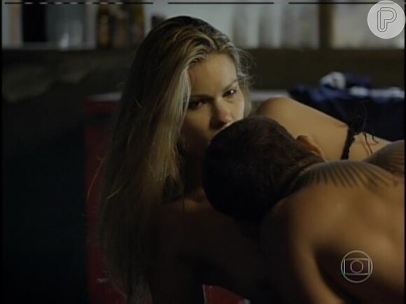 André (Cauã Reymond) e Sandra (Karen Junqueira) transaram após aula de boxe, em 'O Caçador' (2014)