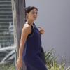 Juliana Paes caminha e exibe barriguinha de grávida