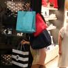 Juliana Paes deixa escapar barriga de grávida em passeio em um shopping do Rio
