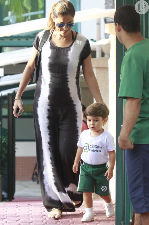 Juliana Paes busca o filho Pedro, de 2 anos, na escola