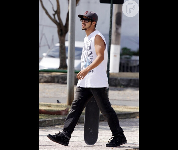 Não é difícil de encontrar o ator Caio Castro andando de skate pelas ruas do Rio de Janeiro