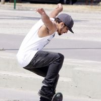 Caio Castro gasta R$50 mil para fazer pista de skate no quintal de nova casa