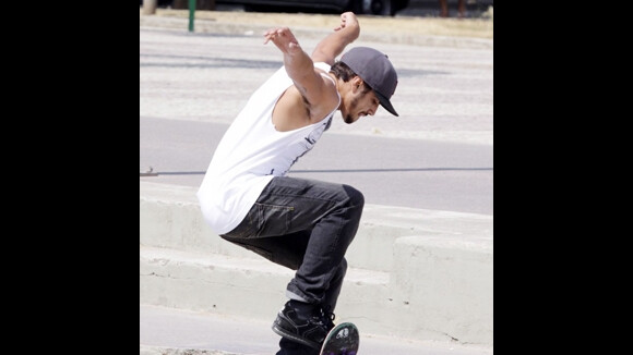Caio Castro gasta R$50 mil para fazer pista de skate no quintal de nova casa