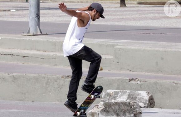 O ator Caio Castro adora andar de skate e por isso pediu uma pista só para ele dentro de casa