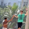 Chay Suede e Marcello Melo Jr. gravam cena de 'Babilônia' praticando slackline em praia do Rio de Janeiro