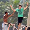Chay Suede e Marcello Melo Jr. gravam cena de 'Babilônia' praticando slackline em praia do Rio de Janeiro, nesta terça-feira, 3 de fevereiro de 2015