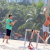 Chay Suede e Marcello Melo Jr. gravam cena de 'Babilônia' praticando slackline em praia do Rio de Janeiro
