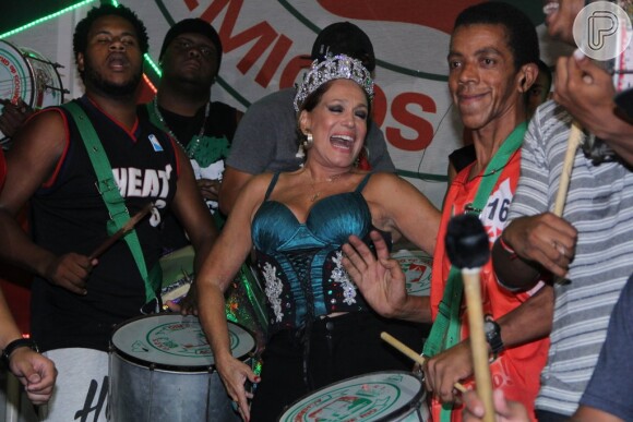 Susana Vieira samba com os ritmistas da Grande Rio