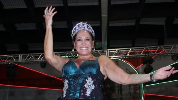 Susana Vieira samba no meio do público em ensaio da Grande Rio para o Carnaval
