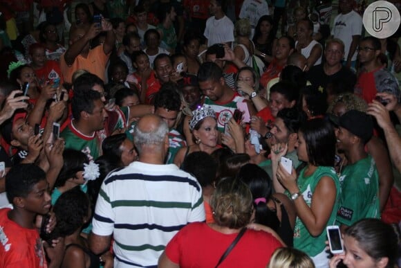 Susana Vieira participa do último ensaio da Grande Rio para o Carnaval 2015 na quadra da agremiação carioca