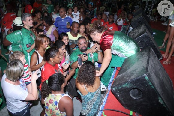 Susana Vieira participa do último ensaio da Grande Rio para o Carnaval 2015 na quadra da agremiação carioca