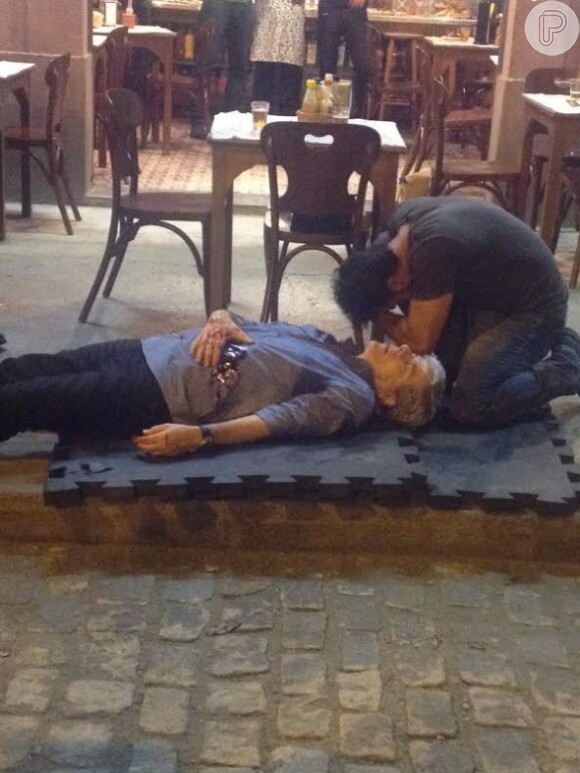 Enrico (Joaquim Lopes) não se conforma em ver o pai ferido por sua causa estirado no chão