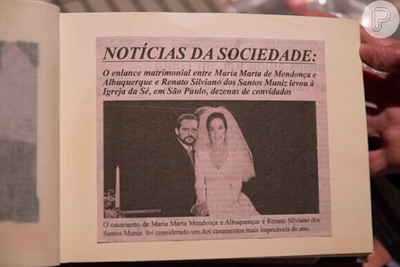Maria Clara (Andreia Horta) vai ver o álbum com as fotos de casamento de Maria Marta (Lilia Cabral) e Silviano (Othon Bastos), em 'Império'