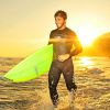 Hugo Moura, suposto namorado de Deborah Secco, é surfista baiano e tem 24 anos