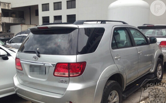 Carros do empresário Eike Batista foram apreendidos pela Polícia Federal e levados para o pátio da instituição