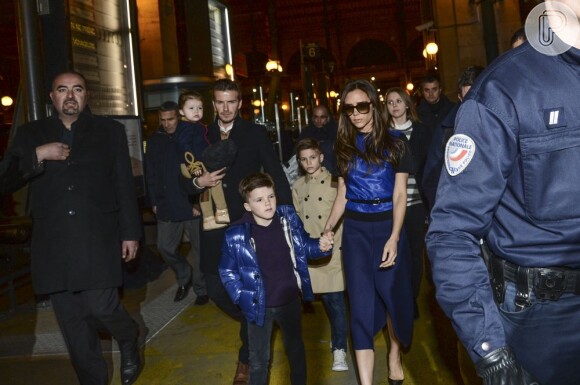 David e Victoria Beckham desenbarcam com os filhos, Romeo, Cruz e Brooklyn na estação de trem Gare Du Nord, em Paris, em fevereiro de 2013