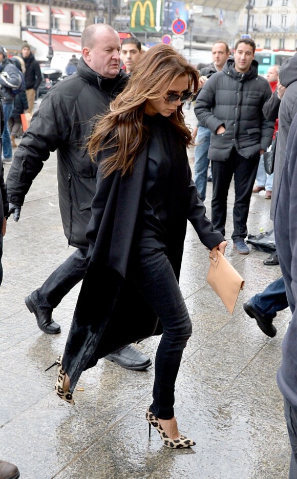 Toda de preto, ela desfilou pelas ruas de Paris em fevereiro de 2013