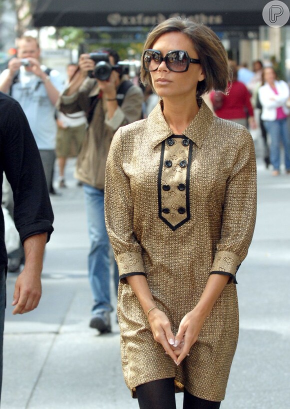 Com um sobretudo dourado e cabelo curtinho, Victoria fez umas comprinhas em Nova York, em setembro de 2006