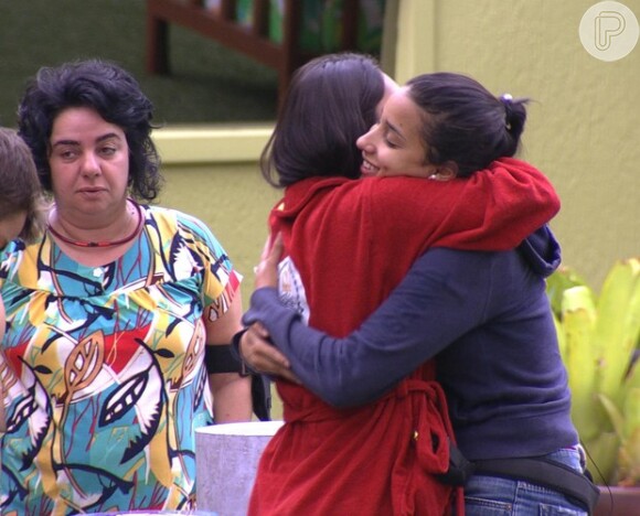 Talita vence Prova do Anjo e é abraçada por Amanda no 'BBB15', em 7 de fevereiro de 2015