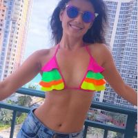 Paula Fernandes exibe a cintura fina em foto de biquíni e saia: 'Delícia de dia'