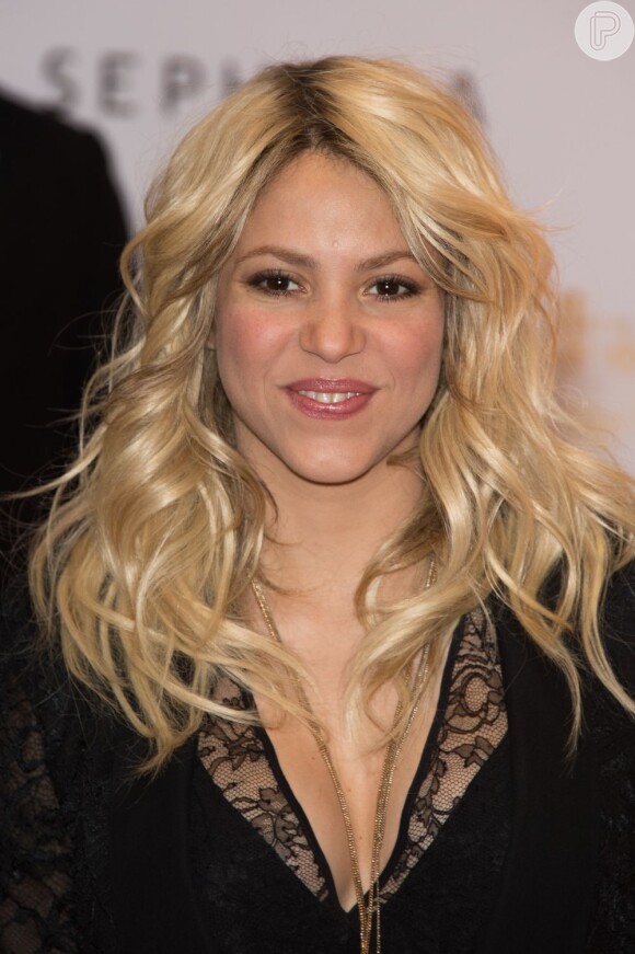Shakira posa no tapete vermelho do lançamento do perfume que ela assina, em março de 2013
