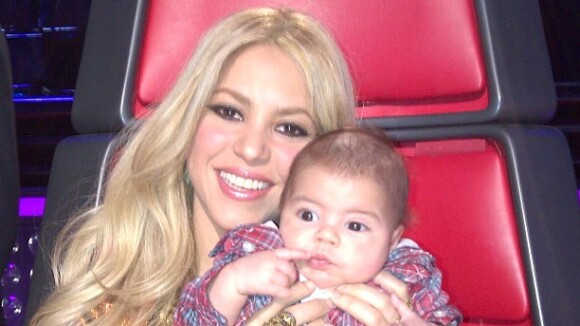 Shakira publica foto com o filho, Milan, na gravação do 'The Voice USA'