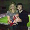 Shakira posa com Piqué e Milan quando ele foi assistir ao primeiro jogo do pai, em fevereiro de 2013