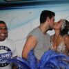 Sabrina Sato beija o namorado, João Vicente de Castro, durante comemoração por seu aniversário na quadra da Vila Isabel, no Rio