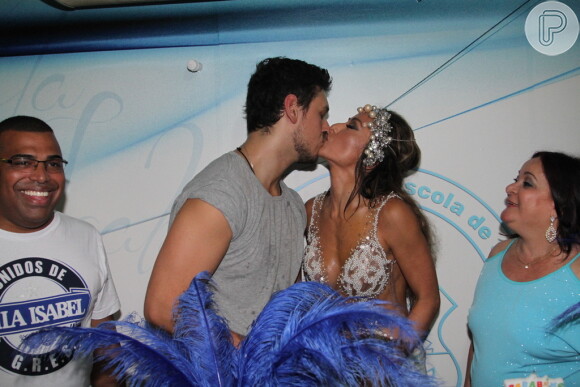 Sabrina Sato beija o namorado, João Vicente de Castro, durante comemoração por seu aniversário na quadra da Vila Isabel, no Rio