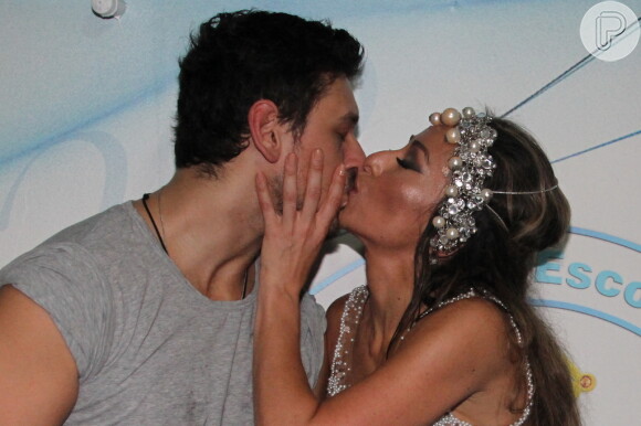 Sabrina Sato beija o namorado, João Vicente de Castro, durante comemoração por seu aniversário na quadra da Vila Isabel, no Rio, em 7 de fevereiro de 2015