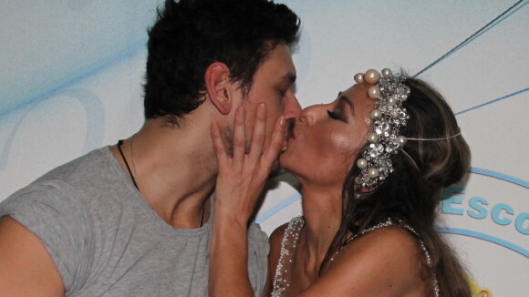 Sabrina Sato beija o namorado em festa de aniversário no ensaio da Vila Isabel