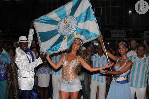 Sabrina Sato samba em ensaio na quadra da Vila Isabel, no Rio de Janeiro