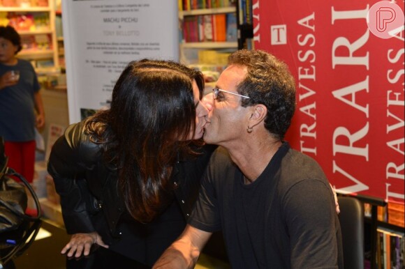 Malu Mader beija Tony Bellotto em lançamento do livro 'Machu Picchu', no Rio de Janeiro, em 11 de abril de 2013