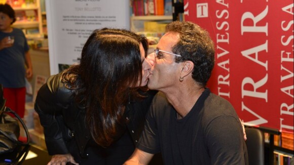Malu Mader prestigia e beija Tony Bellotto em lançamento de livro, no Rio