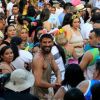 No final de semana, Cauã Reymond participou de um bloco de Carnaval em Manaus, usando orelhinhas de coelho
