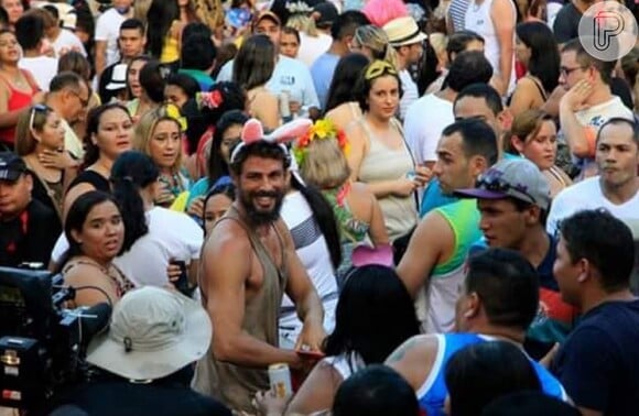 No final de semana, Cauã Reymond participou de um bloco de Carnaval em Manaus, usando orelhinhas de coelho