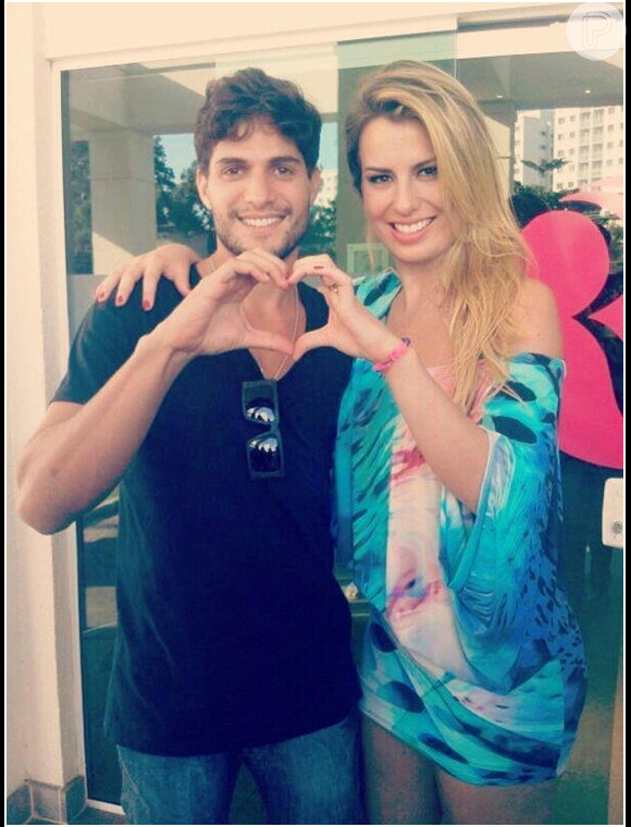 Fernanda Keulla e André Martinelli estão morando juntos em um apartamento do Leblon, na Zona Sul do Rio de Janeiro. Assessor do casal conversou com o Purepeople em 12 de abril de 2013